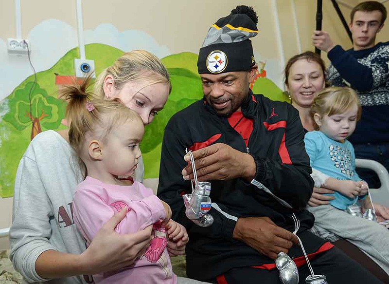 Боксер Рой Джонс посещает пациентов гастроэнтерологического отделения Морозовской детской городской клинической больницы в Москве
