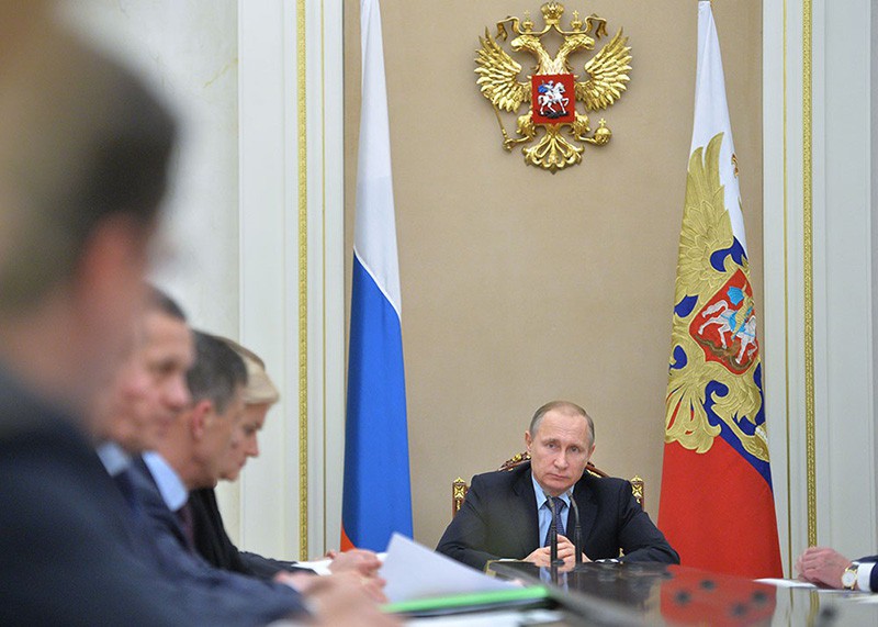 Президент России Владимир Путин проводит совещание с членами правительства России 