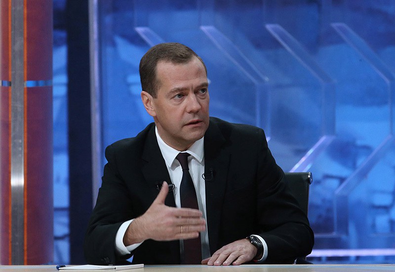 Председатель правительства России Дмитрий Медведев дает интервью по итогам работы правительства