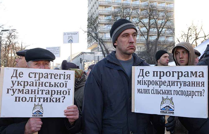 Участники митинга националистической партии "Свобода" с требованием отставки премьер-министра Украины Арсения Яценюка в Киеве