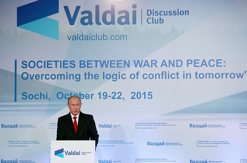 Президент России Владимир Путин выступает на итоговой пленарной сессии дискуссионного клуба "Валдай" 