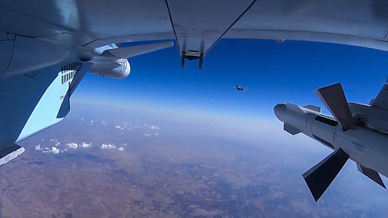 Истребитель Су-30СМ ВКС России во время боевого вылета в Сирии