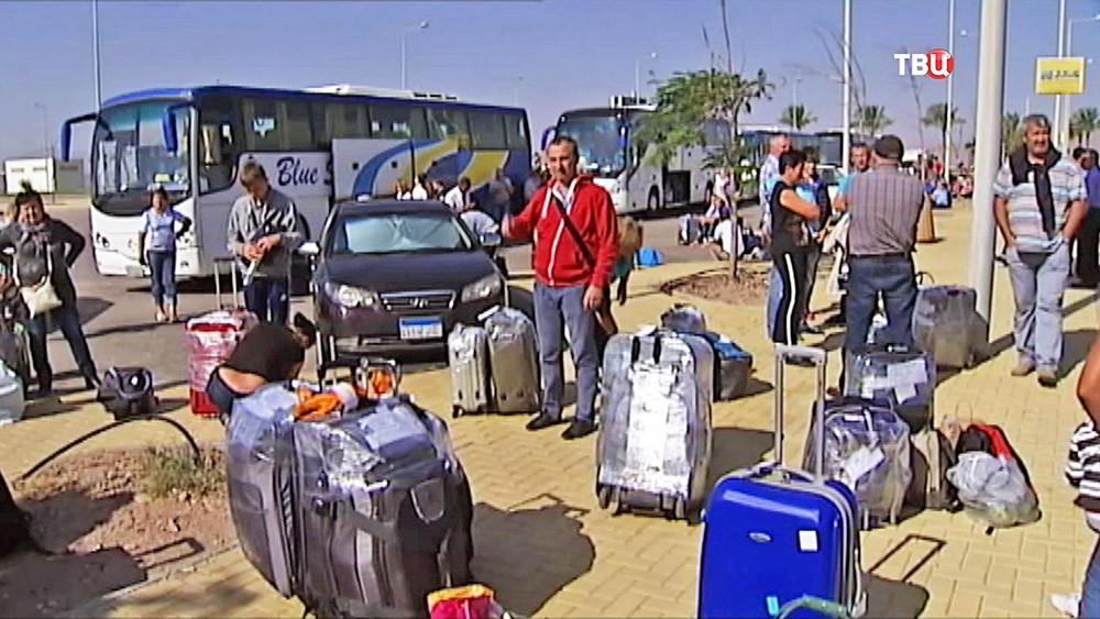 Сколько можно вывозить из египта. Российские туристы застряли в Египте. Вывоз туристов из Египта. Из Египта вывозят россиян. Туристы в аэропорту Хургады.