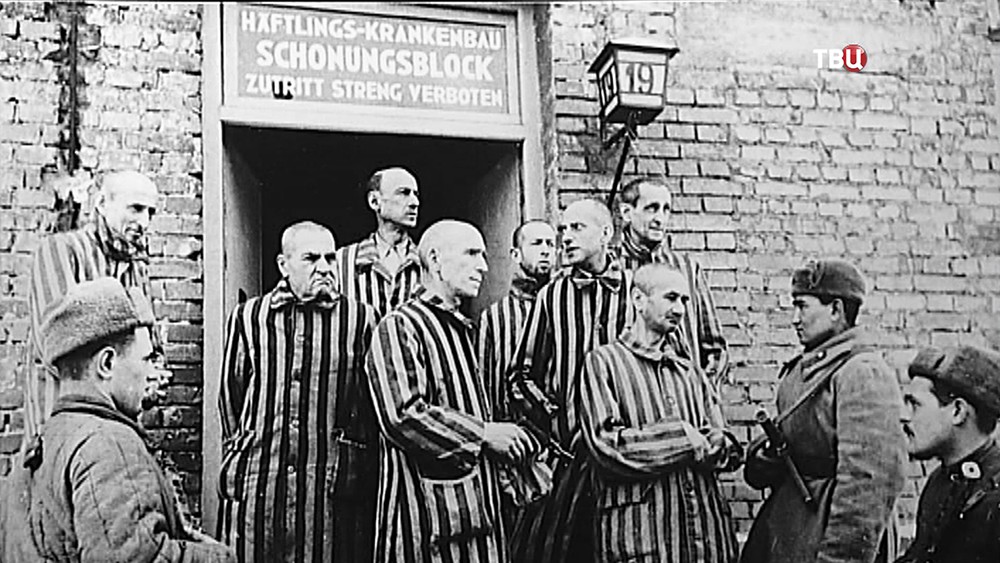 Советские солдаты освобождают узников концлагеря