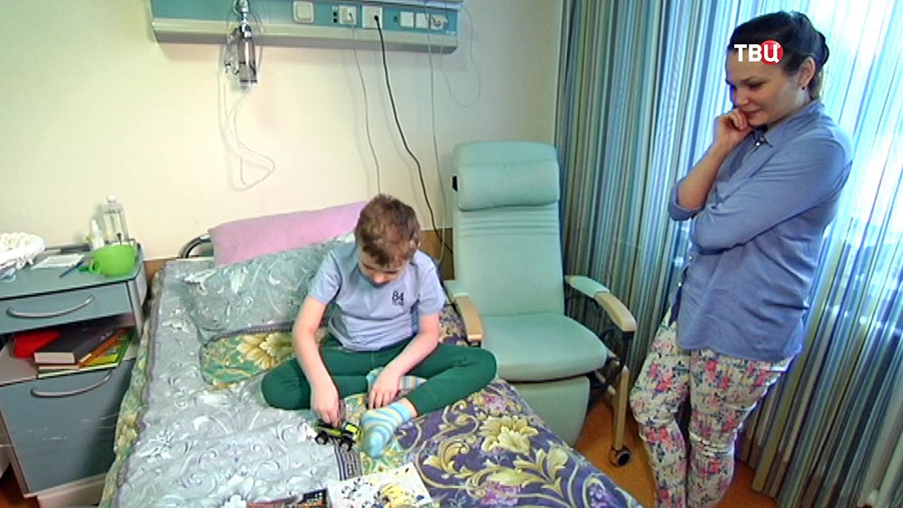 11-летний Арсений Леньшин с мамой в больнице