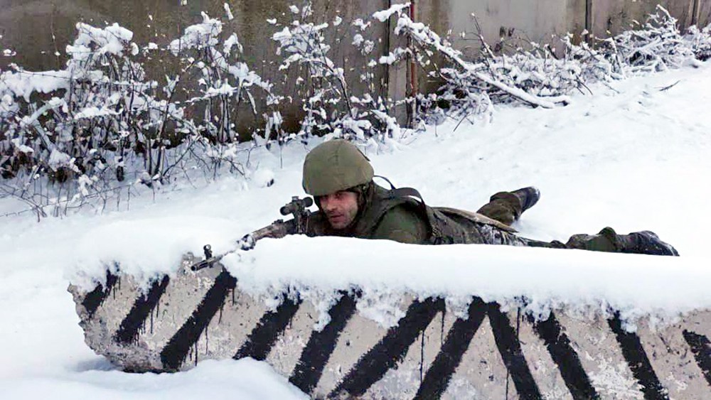 Украинские военные ведут стрельбу