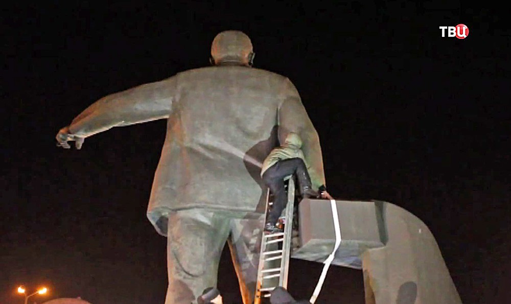 Снос памятника революционеру Петровскому в Днепропетровске