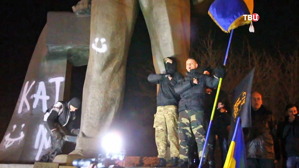 Снос памятника революционеру Петровскому в Днепропетровске