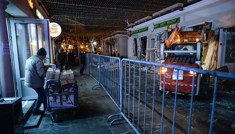 Сотрудники коммунальных служб производят снос незаконно построенных торговых павильонов у метро Кропоткинская в Москве