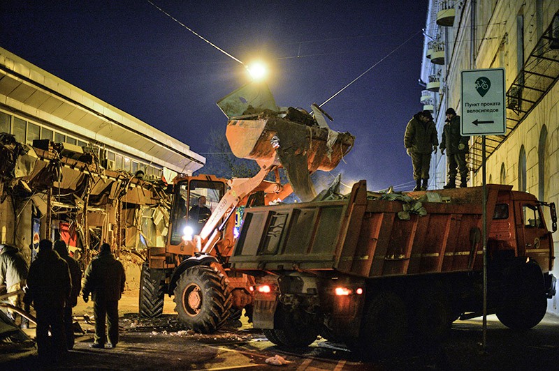 Сотрудники коммунальных служб производят снос незаконно построенных торговых павильонов у метро Чистые пруды в Москве