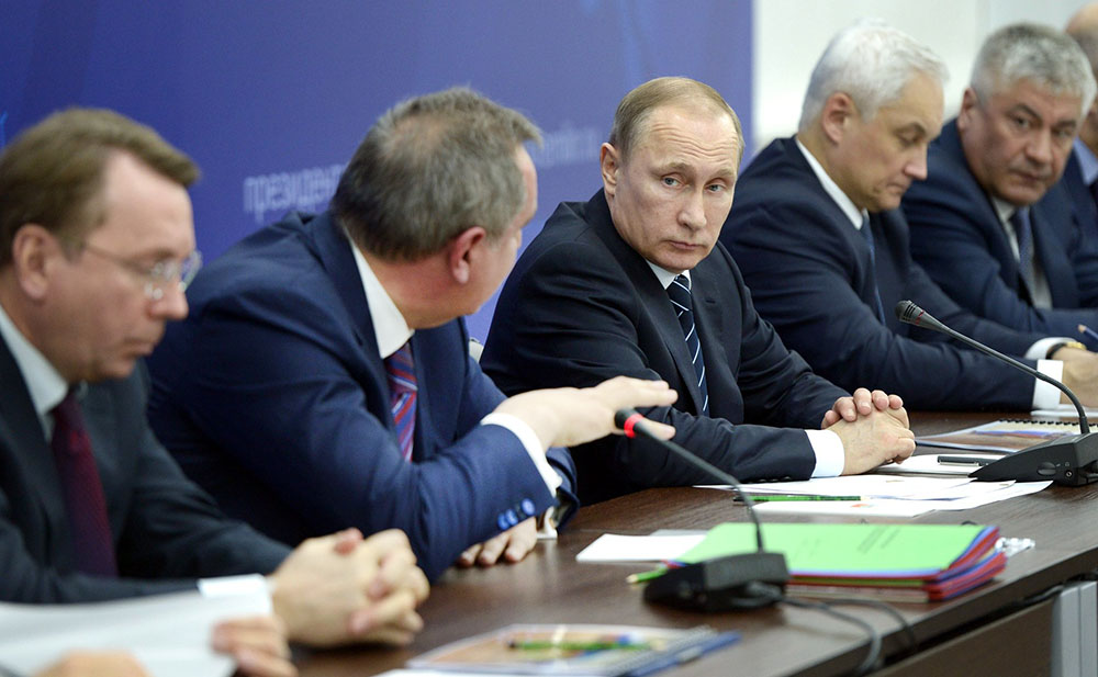 Владимир Путин и Дмитрий Рогозин на совещании