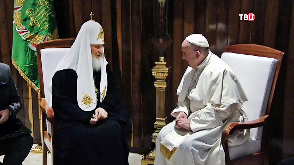 Патриарх Московский и всея Руси Кирилл и папа Римский Франциск во время встречи