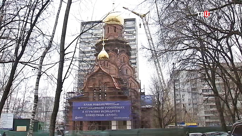 Храм строгино донской. Церковь новомучеников в Строгино. Храм у метро Строгино. Церковь в Строгино у метро. Храм Строгино новомучеников расписание.