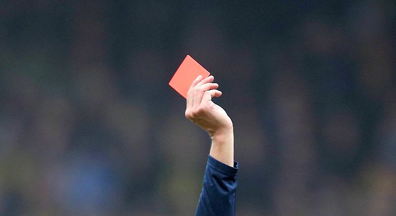 Вратарь красная карточка. Желтая и красная карточка в футболе. Маркос гильерме химки. Судья показывает красную карточку. Что будет если вратарю дадут красную карточку.