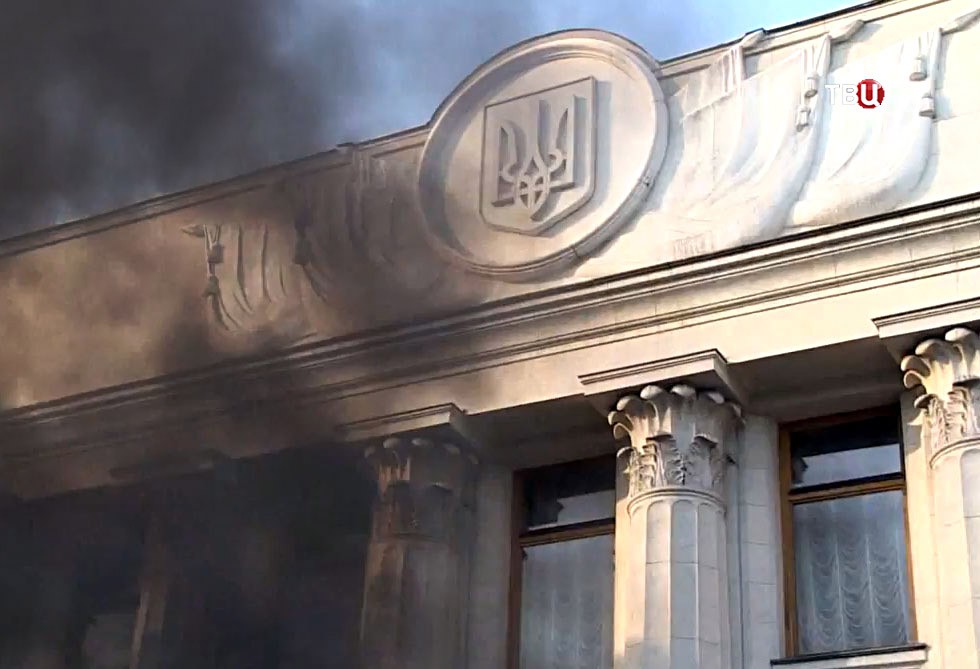 Дым на фоне дания Верховной Рады Украины