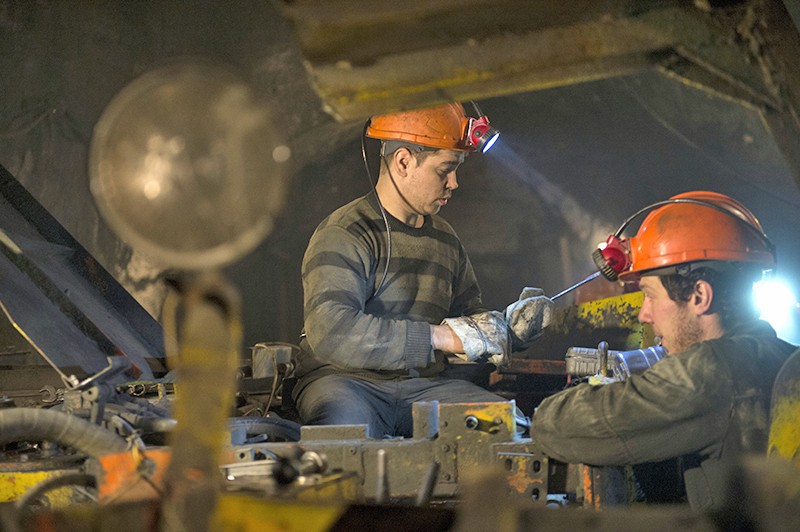 Рабочие на подземном ремонтном участке на шахте "Северная" 