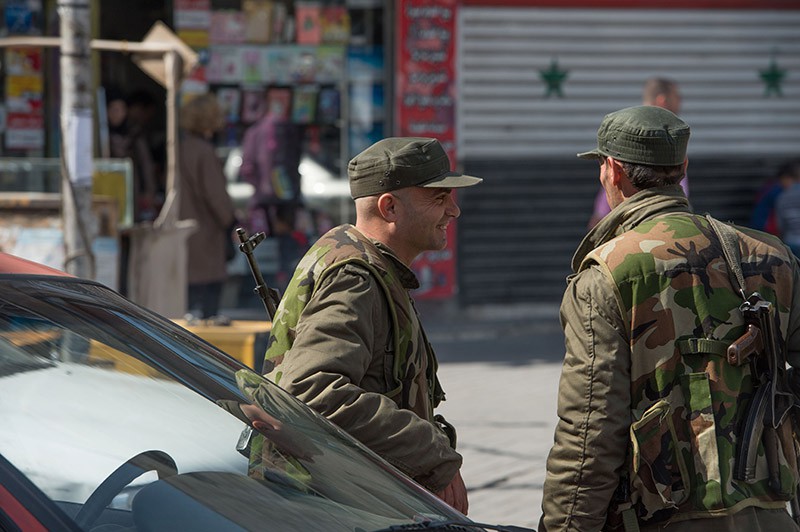 Военнослужащие сирийской армии на одной из улиц Дамаска в первый день перемирия