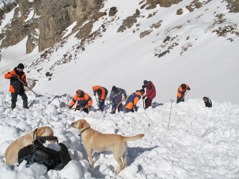 Спасатели МЧС на месте схода лавины