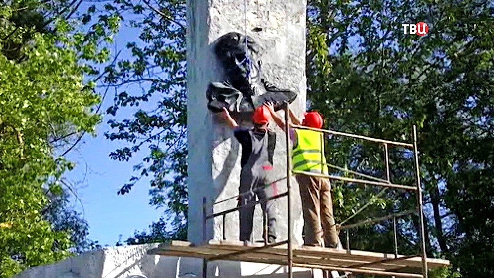Демонтаж памятника советскому генералу Черняховскому в Польше
