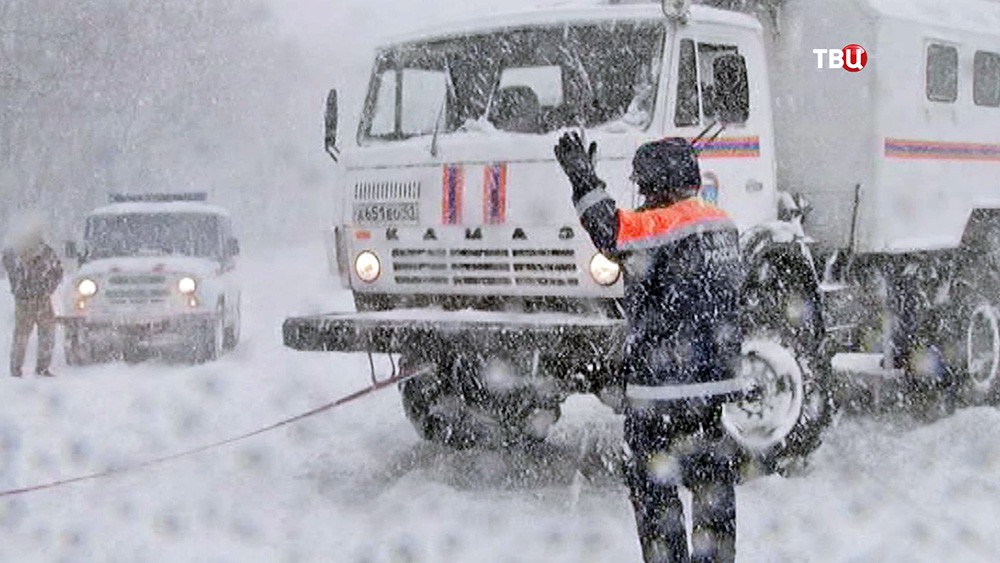 Работа спасателей МЧС во время снегопада