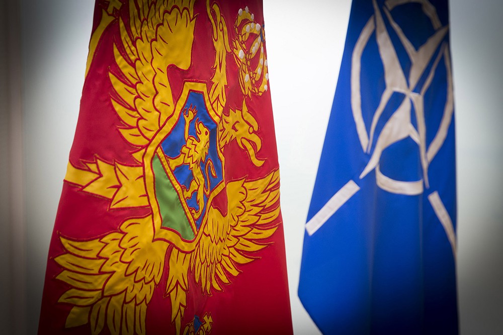 Флаги Черногории и НАТО