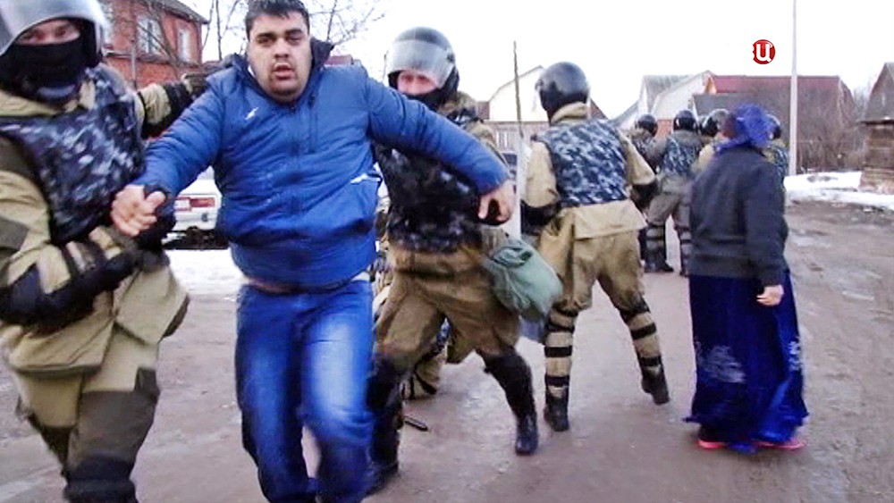 Спецназ полиции задерживает цыган