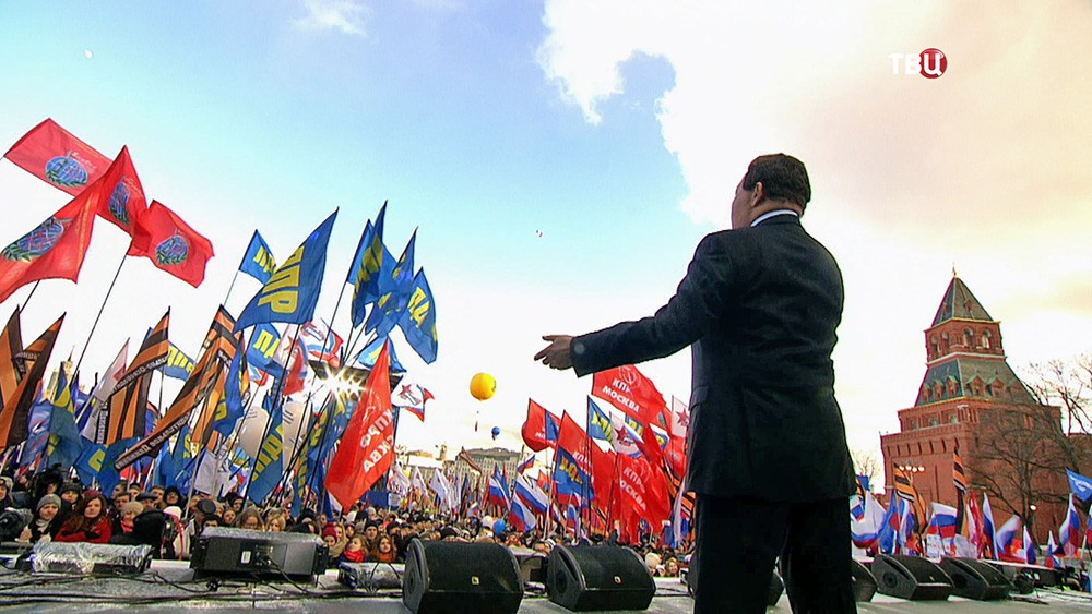Иосиф Кобзон выступает на митинг-концерте "Мы вместе"