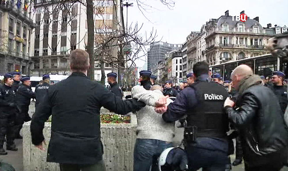 Полиция Брюсселя задерживает протестующих