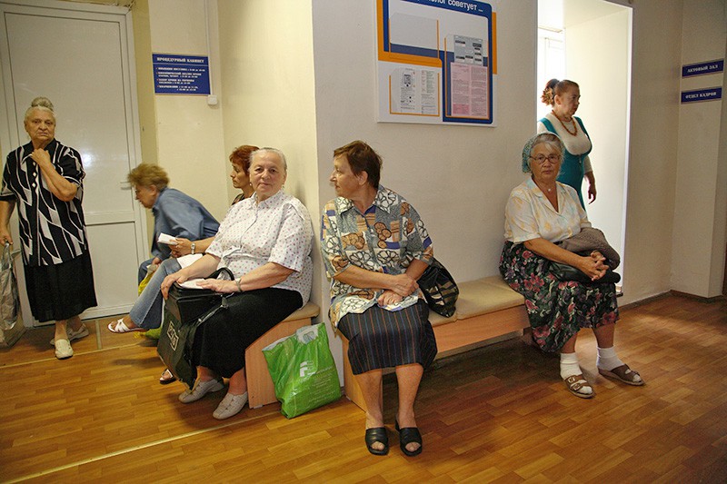Пенсионеры в поликлинике