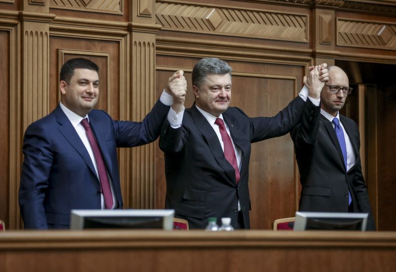 Председатель Верховной рады Украины Владимир Гройсман, премьер-министр Украины Арсений Яценюк (слева направо) и президент Украины Петр Порошенко (в центре)