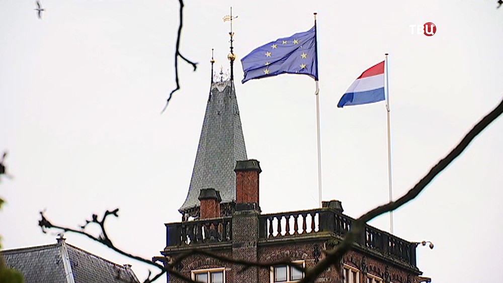 Флаги Евросоюза и Нидерландов