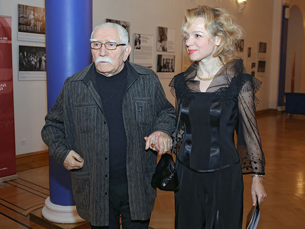 Армен Джигарханян с супругой Виталиной Цымбалюк-Романовской