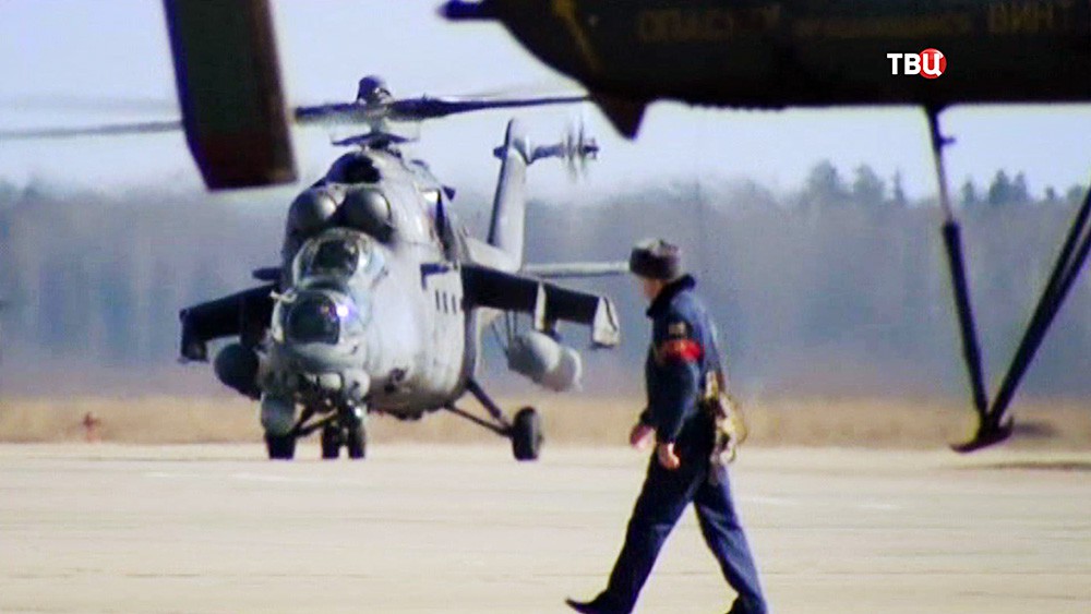 Военный вертолет ВКС России на аэродроме