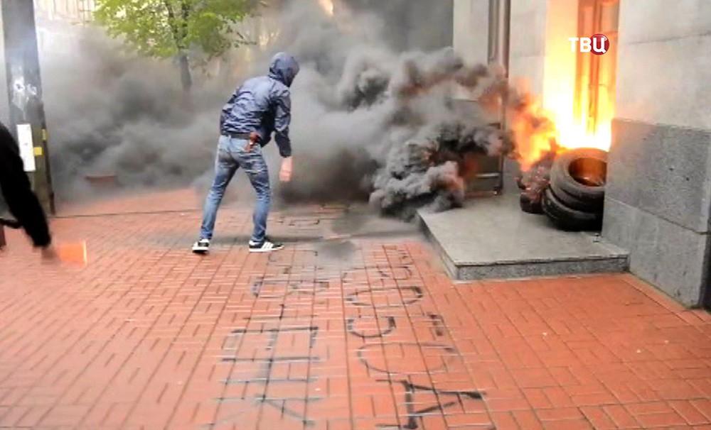 Украинские радикалы напали на здание Россотрудничества в Киеве