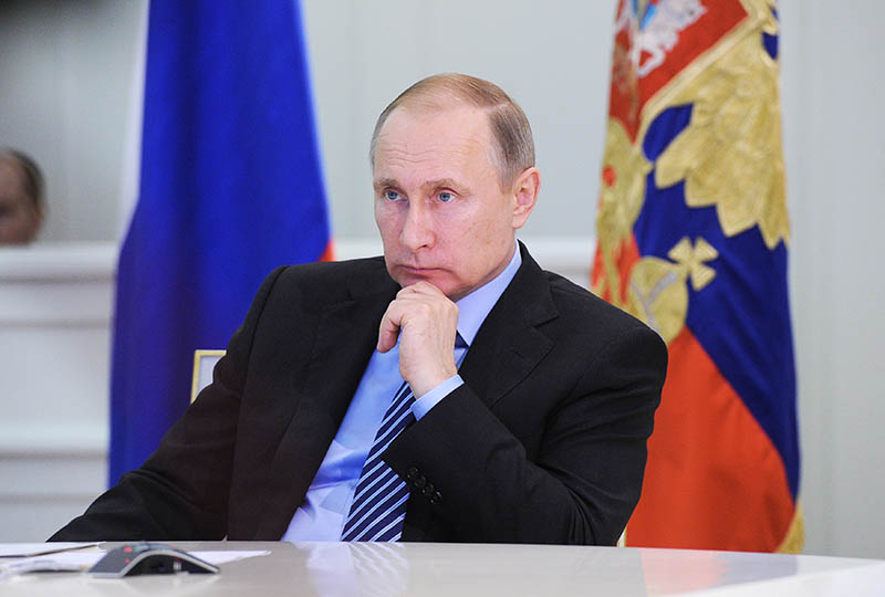 Президент России Владимир Путин во время телемоста с представителями регионов