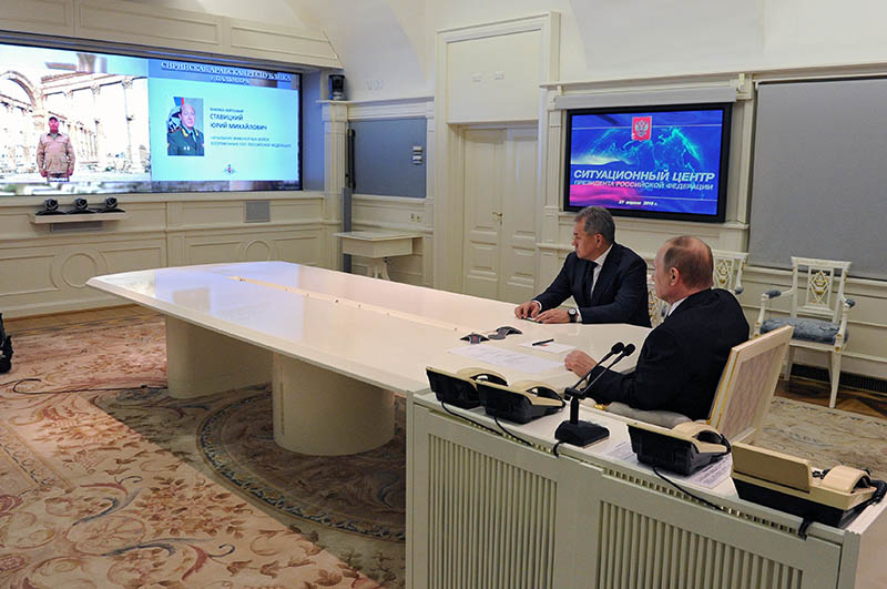 Президент России Владимир Путин и министр обороны РФ Сергей Шойгу во время доклада в режиме видеоконференции начальника инженерных войск