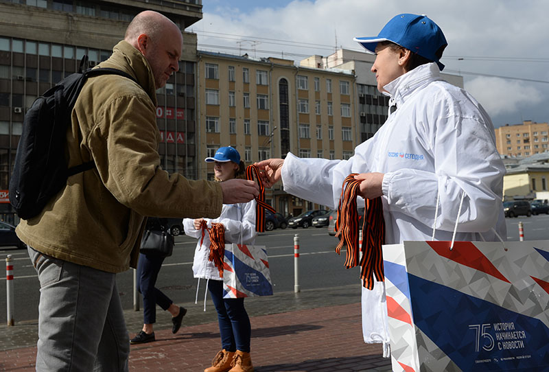 Волонтеры раздают георгиевские ленточки в центре Москвы в рамках акции "Георгиевская ленточка"