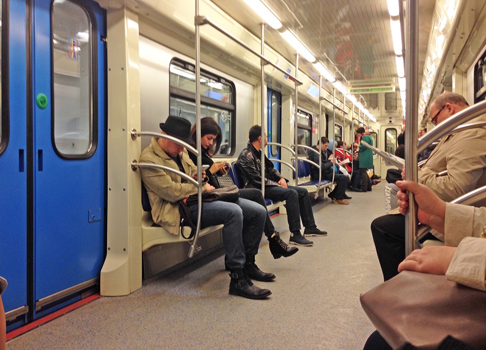 Пассажиры в метро