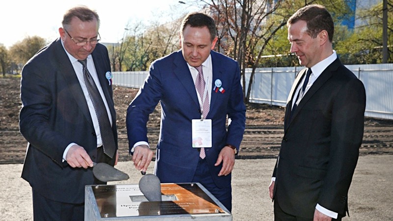 Дмитрий Медведев принял участие в церемонии закладки первого камня в основание завода по производству высоковольтных электродвигателей АО "Русские электрические двигатели"
