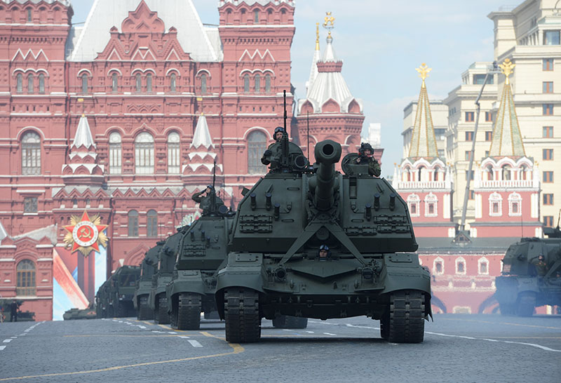 Самоходные артиллерийские установки (САУ) "МСТА-С" на генеральной репетиции военного парада