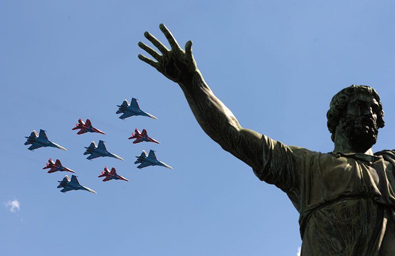 Многоцелевые истребители Су-27 пилотажной группы "Русские Витязи" и МиГ-29 пилотажной группы "Стрижи" пролетают над Красной площадью на генеральной репетиции военного парада