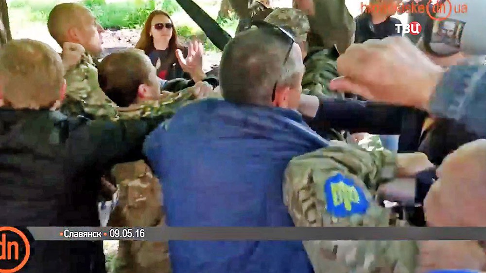 Нападение на славянск. Ветеранов облили зеленкой на Украине. Нападают на ветеранов Украина. Нападение на ветеранов в Украине. Украинские ветераны облитые зелёнкой.
