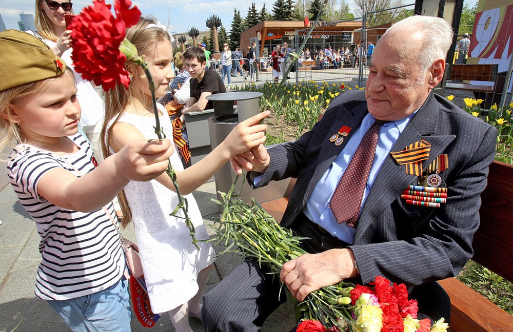 Дети поздравляют ветеранов с Днем Победы