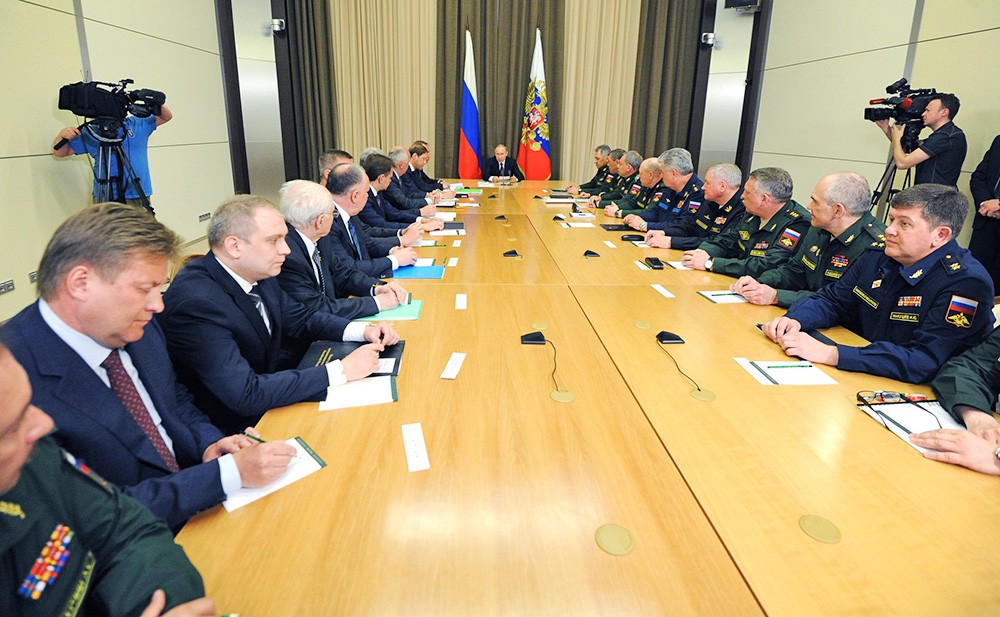 Владимир Путин провел совещание с руководящим составом Минобороны и представителями предприятий ОПК