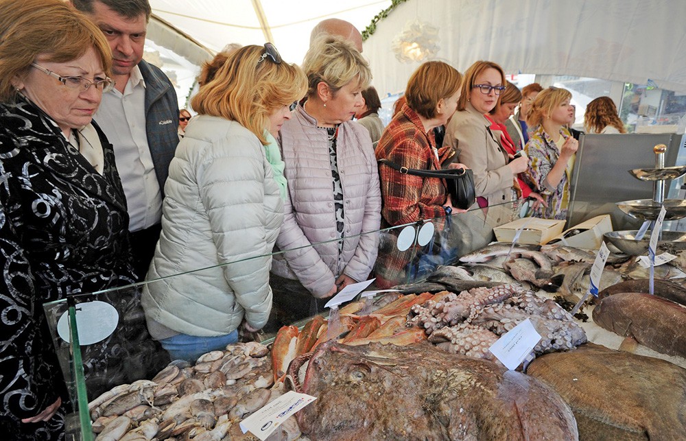 Торговля рыбой на фестивале "Рыбная неделя" в Москве