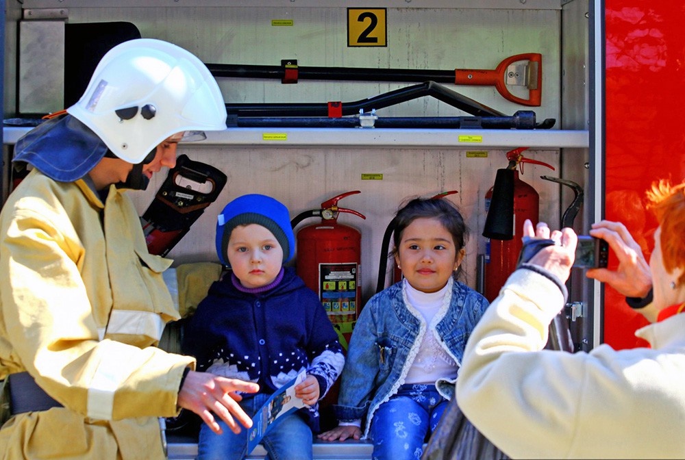 Спасатели МЧС устроили для детей "День безопасности"