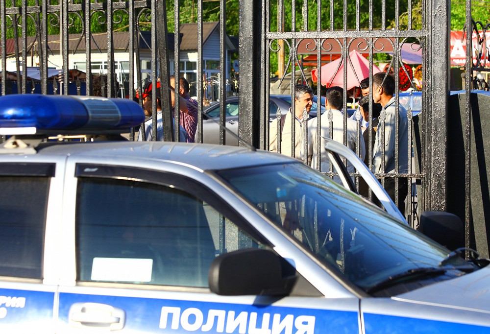 Сотрудники полиции у Хованского кладбища в Москве, где произошла массовая драка со стрельбой