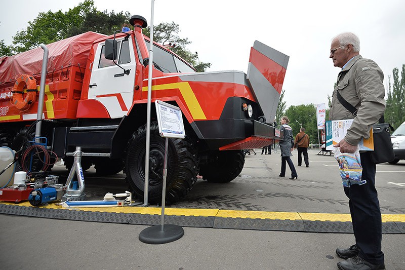 Посетитель у пожарной автоцистерны АЦ-40, созданной на базе автомобиля Урал-4320