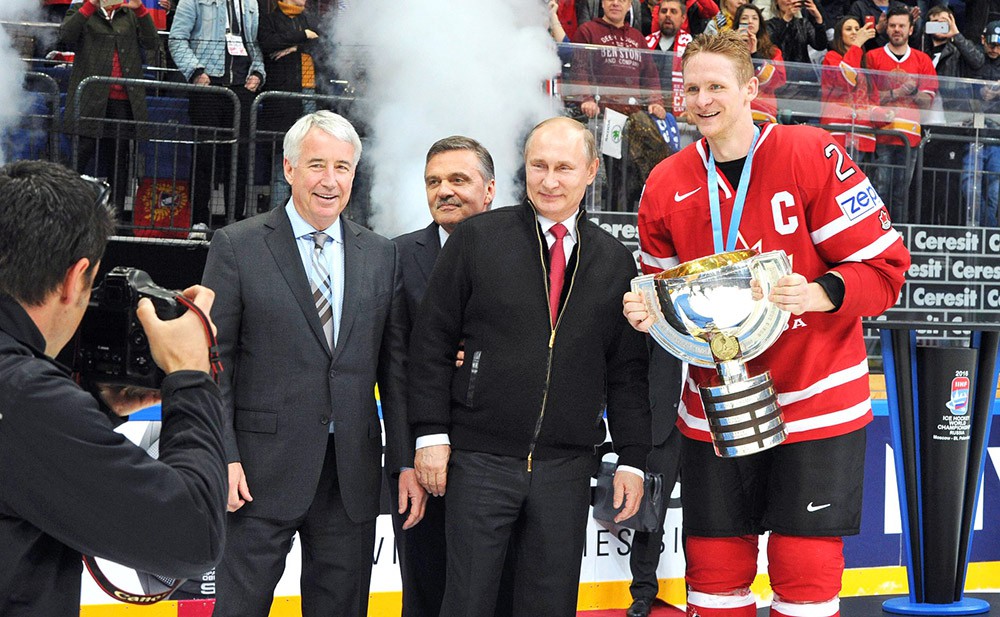 Президент России Владимир Путин на церемонии награждения победителей чемпионата мира по хоккею