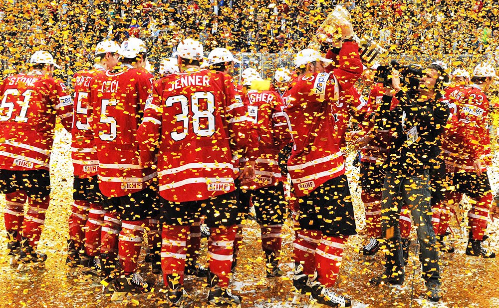 Игроки сборной Канады на церемонии награждения победителей чемпионата мира по хоккею